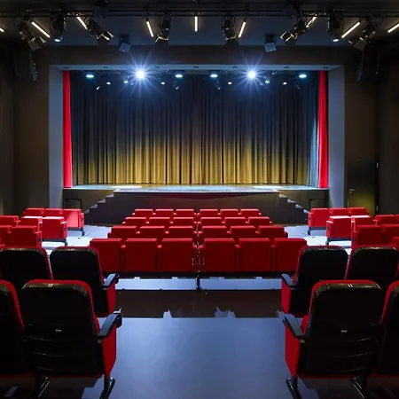 Neue Capitol Hotel *