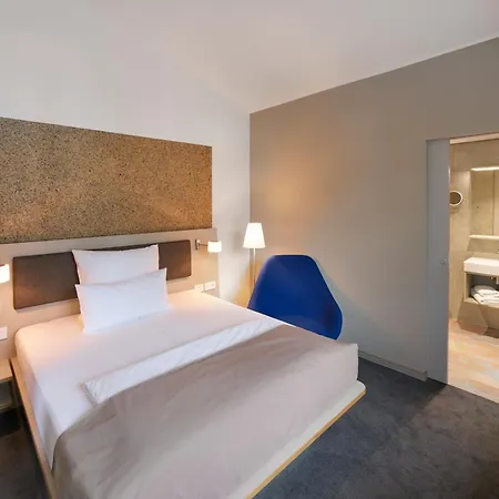 Neue Capitol Hotel *