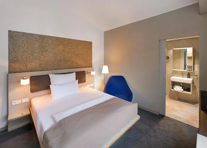 Neue Capitol Hotel *